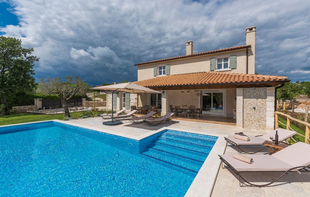 Villa-Osmium Smoljanci Exterior foto